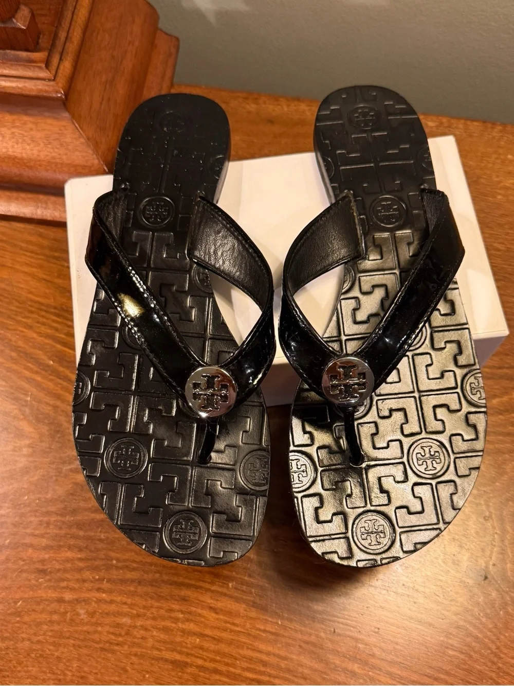 Tory Burch Thora Black Patent Leather Silver Logo Thong Sandals Size 8